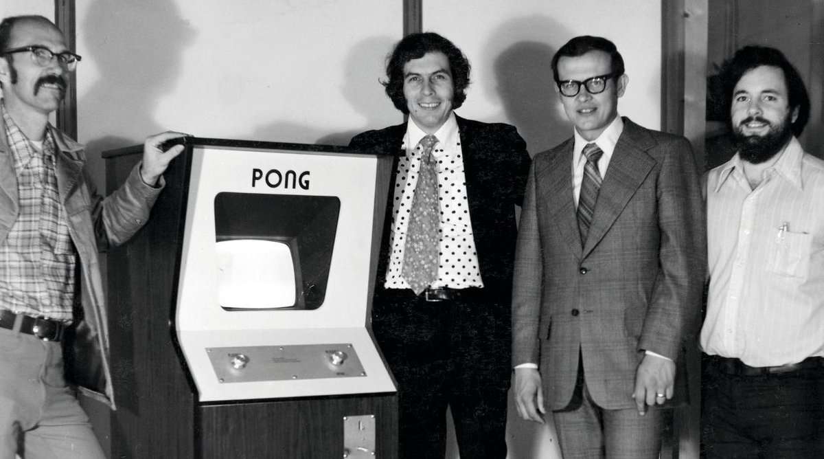 Ted Dabney a sinistra sinistra e Nolan Bushnell a destra con un cabinato di pong