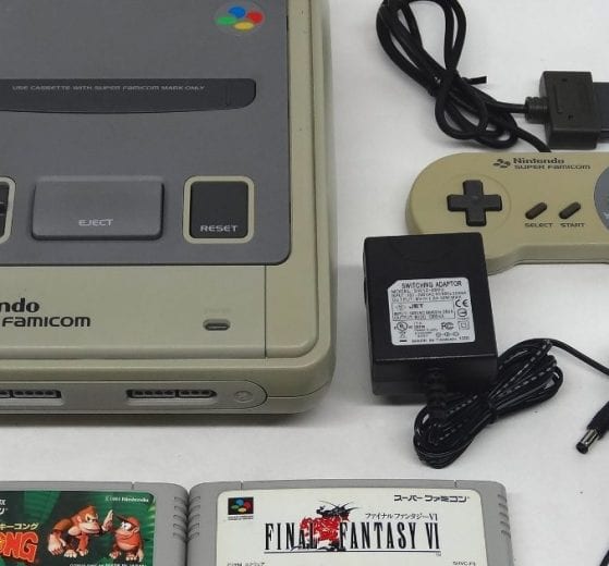 Super NES con controller e giochi