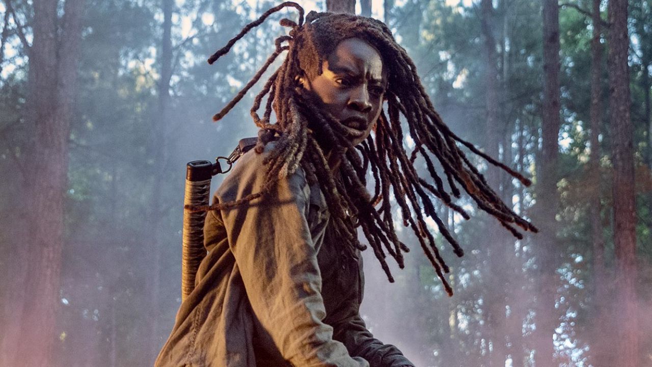 Michonne di the walking dead in una scena d'azione