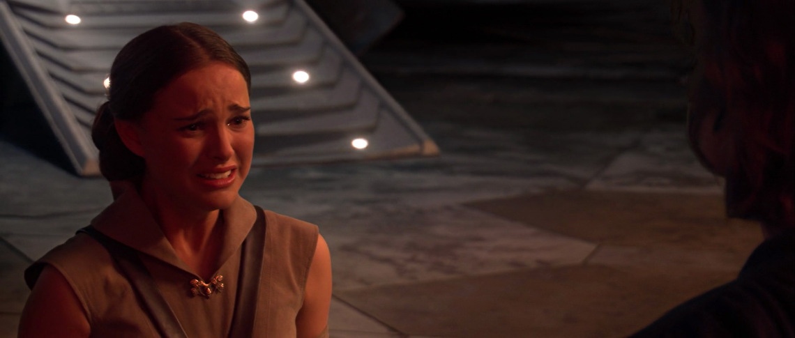 Padme Amidala su Mustafar dopo aver scoperto suo marito Anakin essere caduto preda del lato oscuro, nell'ultimo capitolo della trilogia prequel