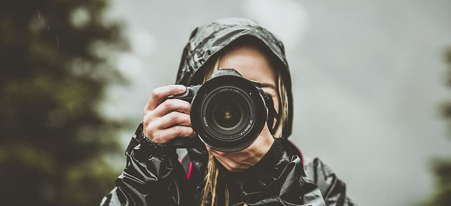 camera girl mountains tree e1594734320932