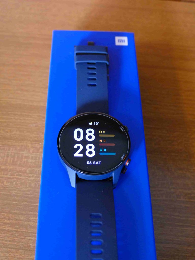 Xiaomi Mi Watch confezione e smartwatch sopra