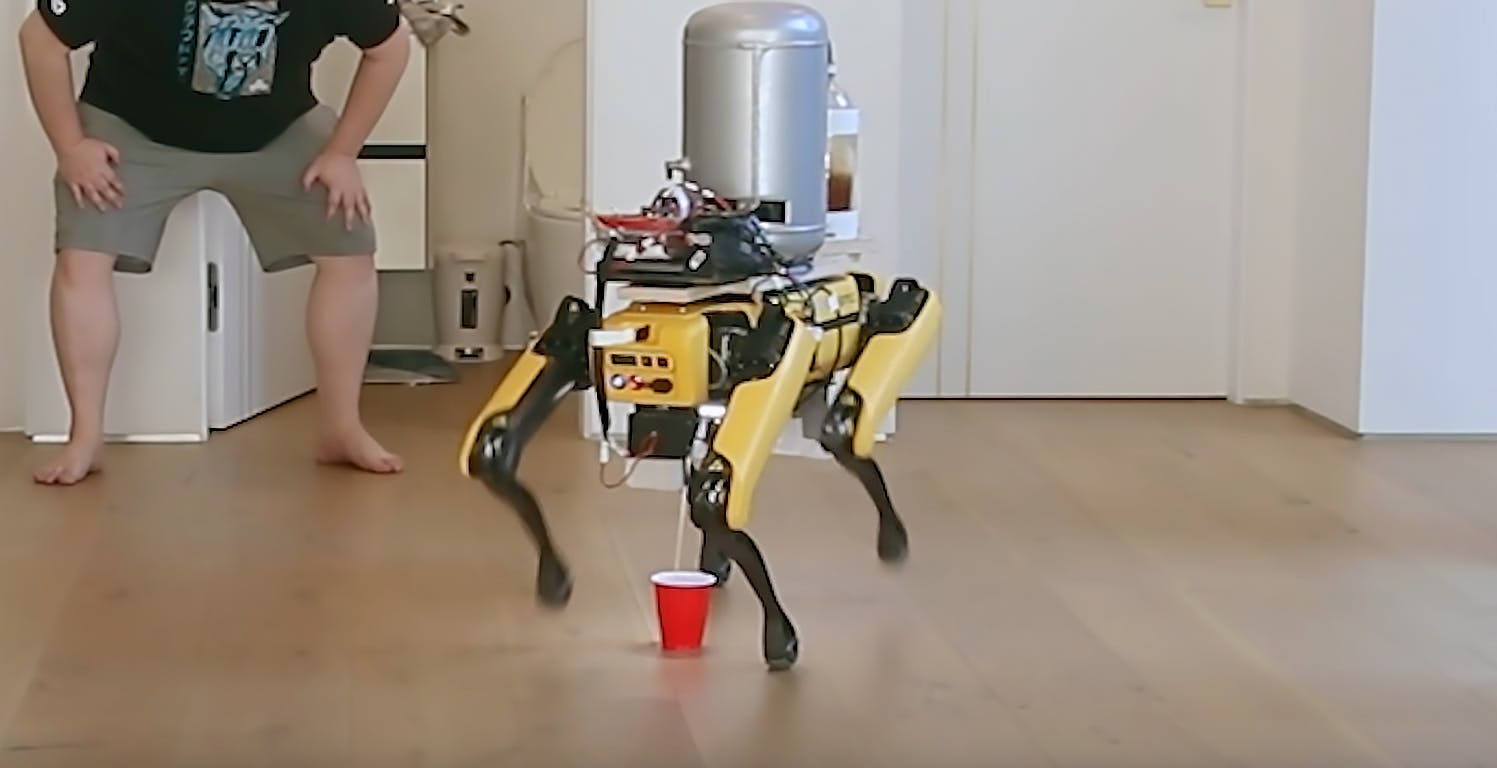 Spot Boston Dynamics cane urina birra