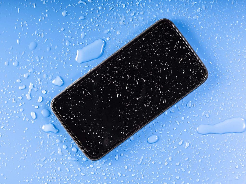 Smartphone e la prova "resistenza" nel 2025: cosa dicono i test ufficiali dei produttori e quali sono i migliori 3 smartphone impermeabile