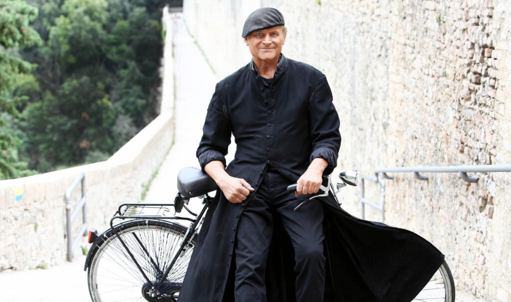 Terence HIll come Don Matteo in bicicletta