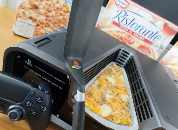 Devkit PS5 e pizza