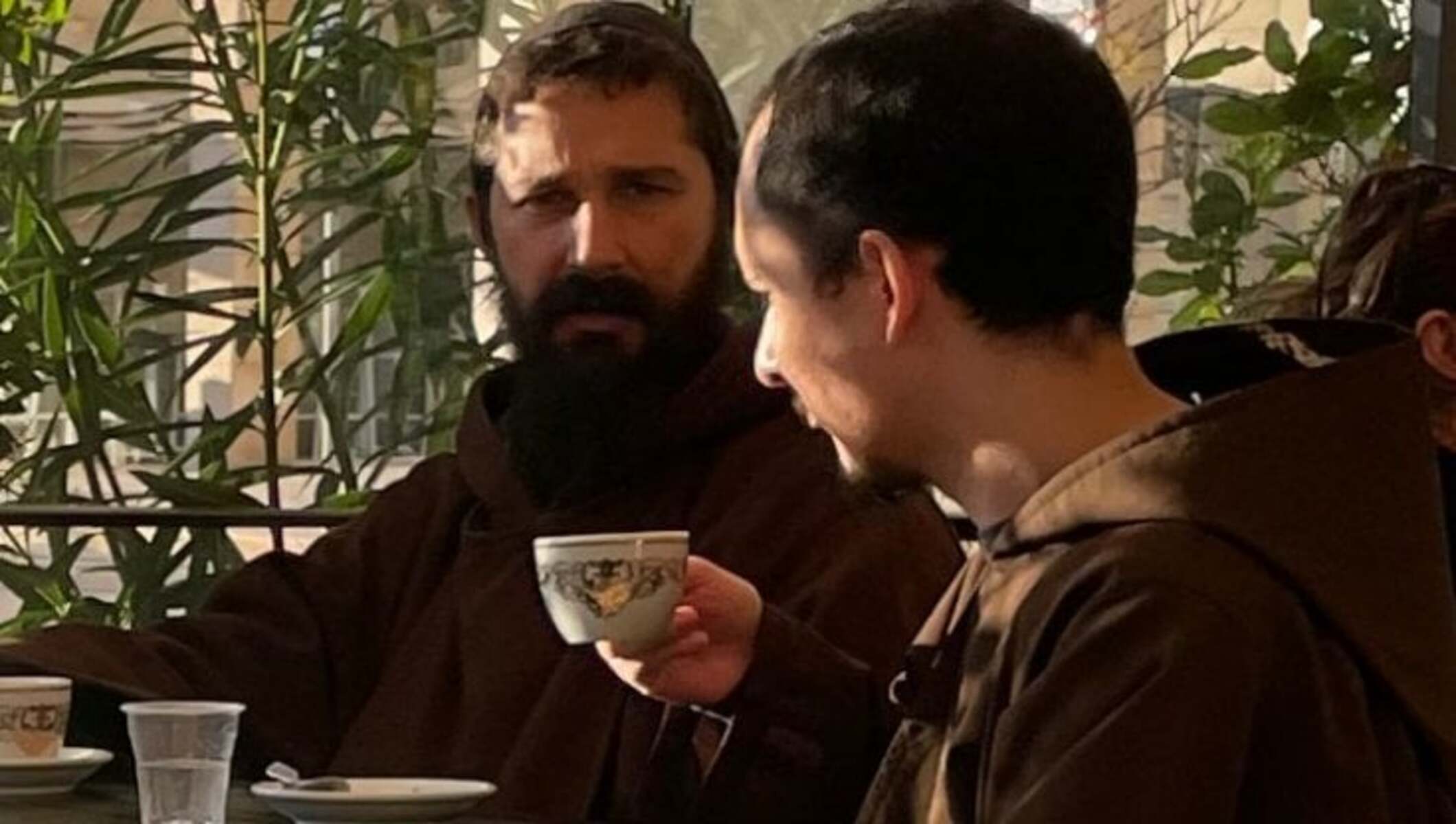 Shia LaBeouf si converte al cattolicesimo dopo aver studiato per il film su Padre Pio