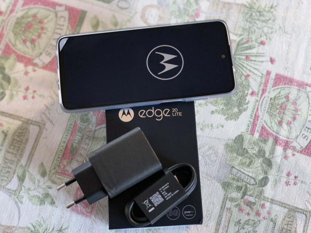 Motorola Edge 20 Lite contenuto
