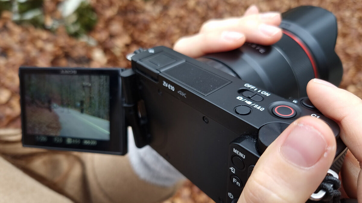 Sony ZV-E10 recensione mirrorless fotocamera vlog