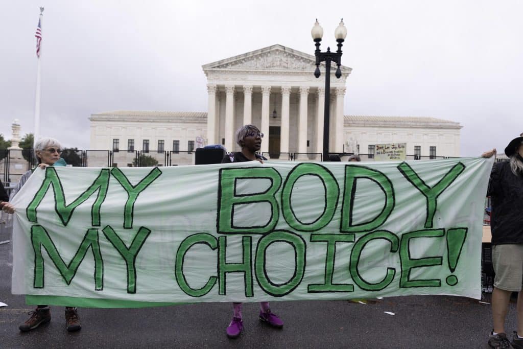 Aborto, Biden ha firmato un ordine esecutivo per quel diritto 2 Abortion rights activists 1024x683 2
