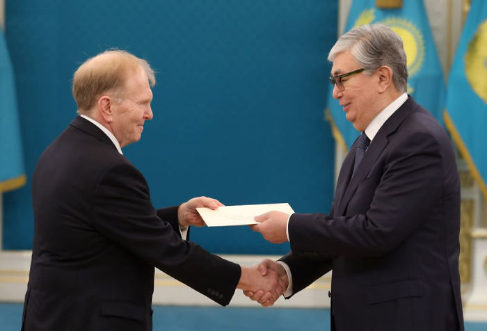 photoshop kazakistan presidente putin orban