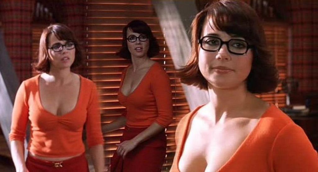 scooby doo movie velma cleavage 1024x555 1