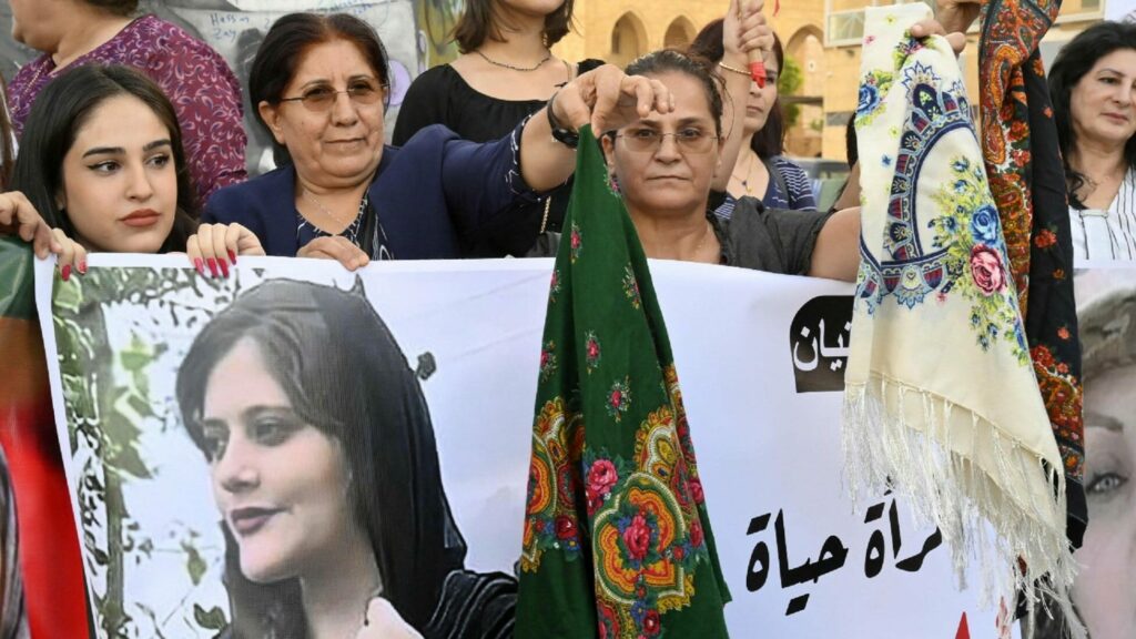 donne Iran protesta velo