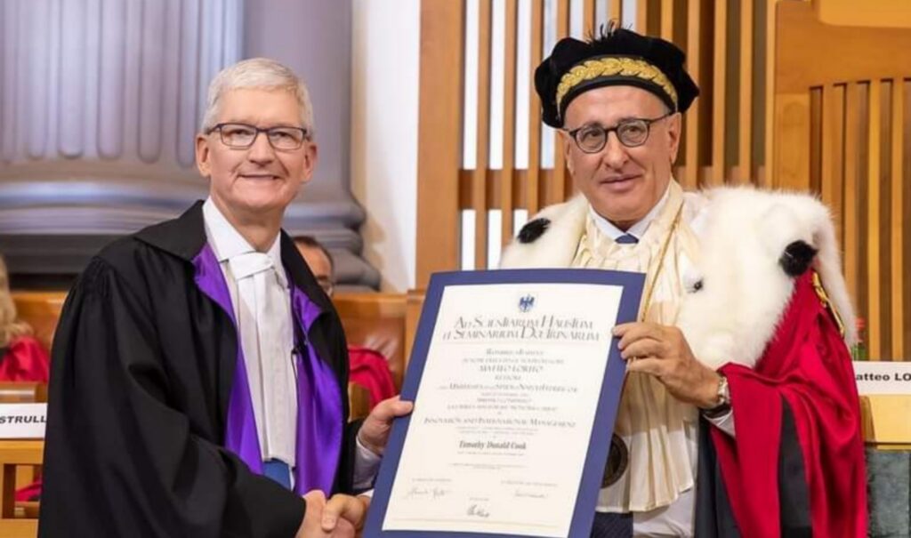 Tim Cook riceve una laura honoris causa