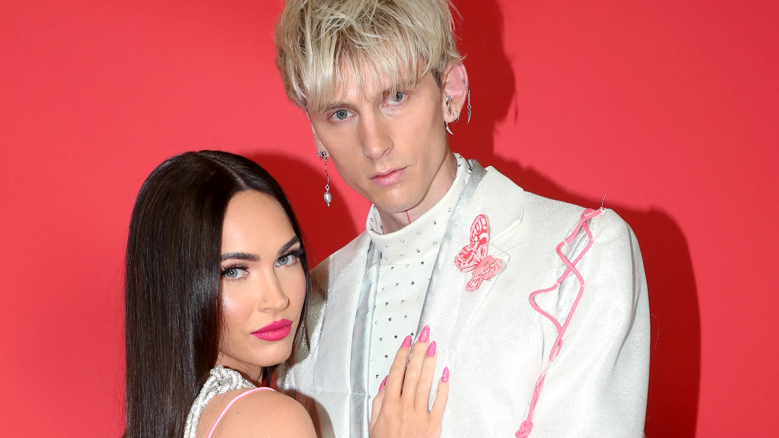 Megan Fox commenta un nuovo look di Machine Gun Kelly: "Ucc****i oppure mettimi incinta"