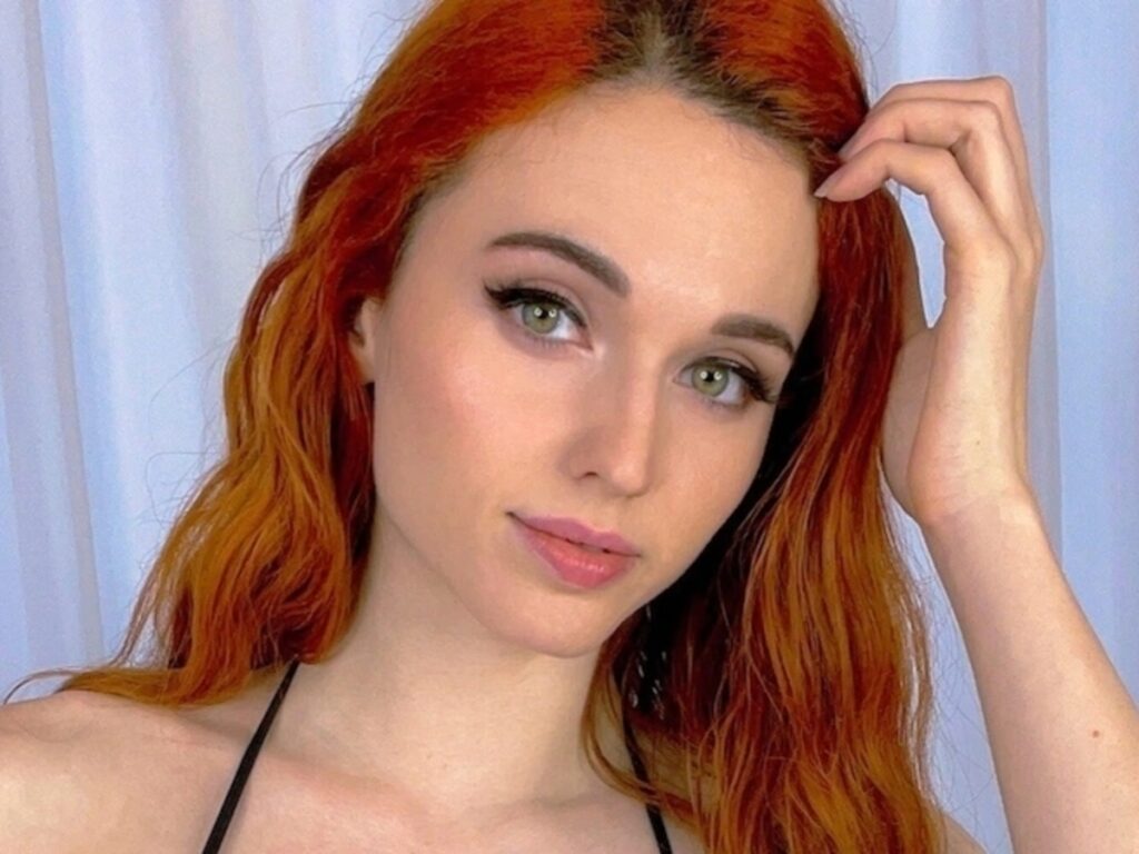 news amouranth bannata twitch instagram tiktok passa contenuti adulti 1634038066033