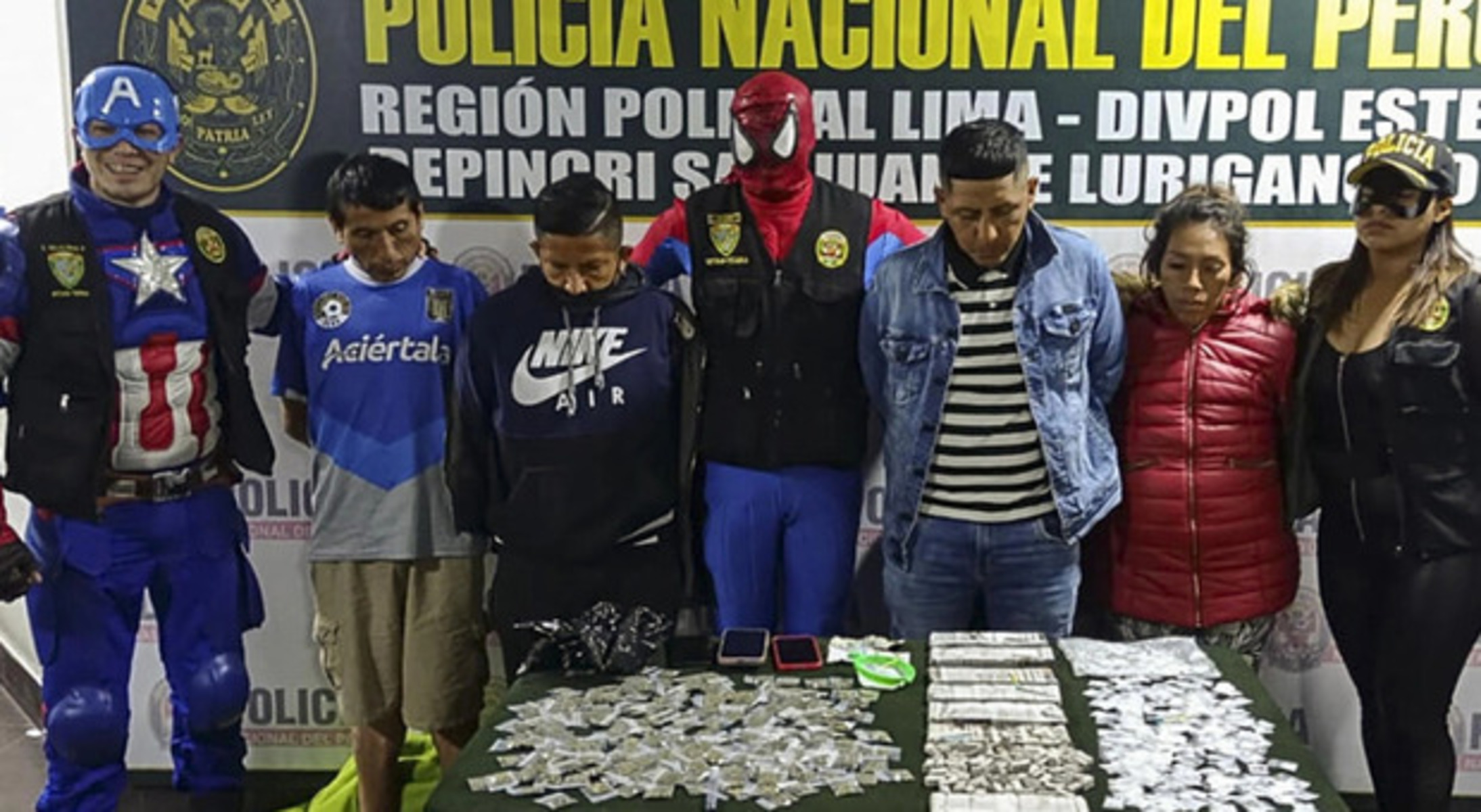 7028111 02204243 polizia eroi marvel peru