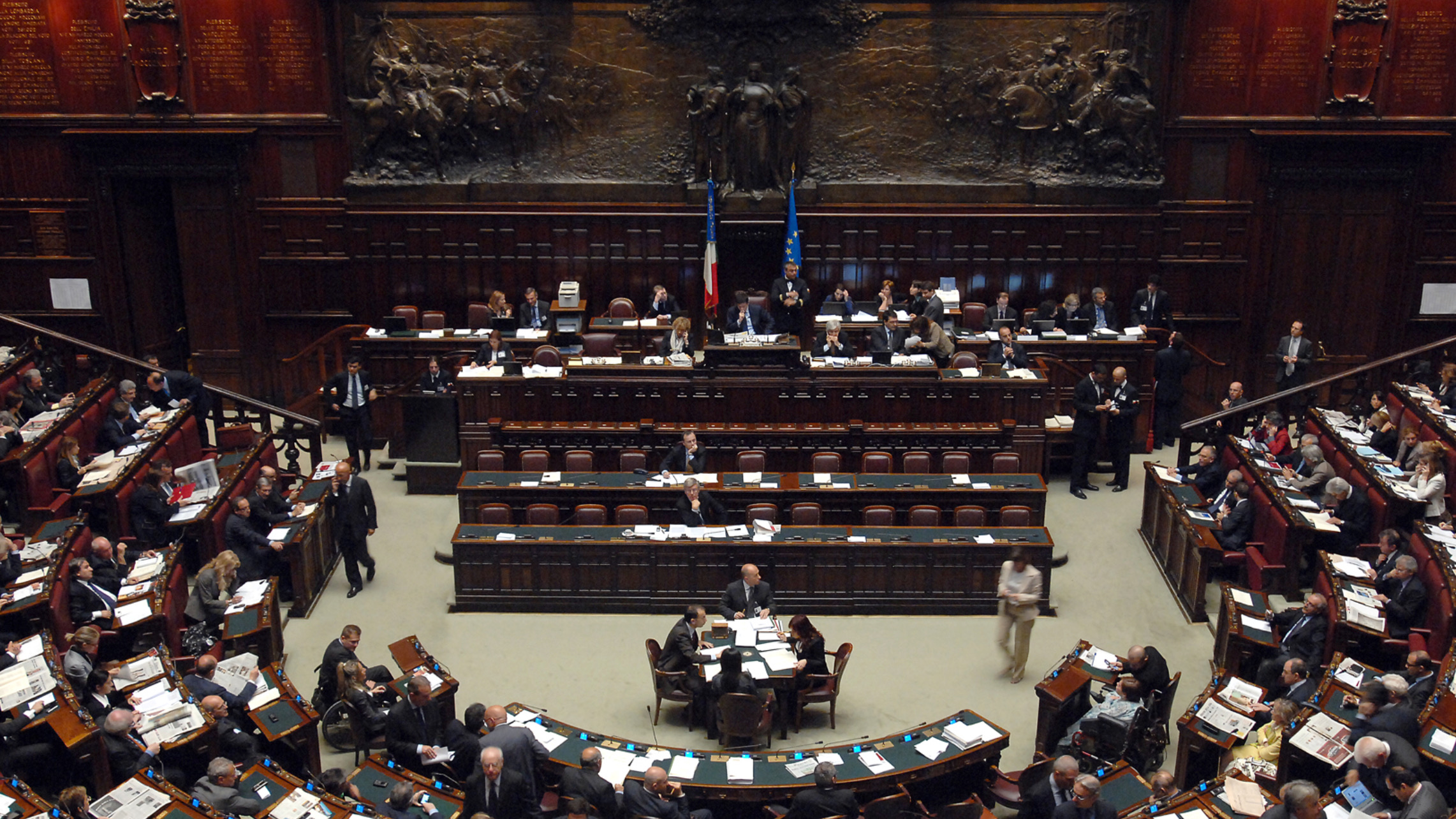 Bonus deputati interno Montecitorio e salario minimo