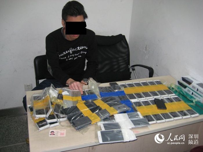 Sembrava incinta: la dogana scopre 300 CPU e iPhone nascosti nel pancione 3 2027540 smugglediphones1 jpegb0883e55dd8d9e4e3fd3445ebd1c7911