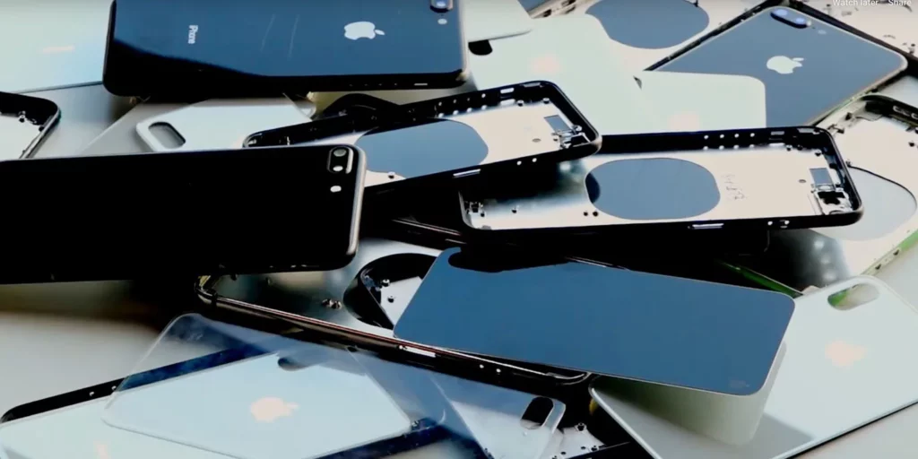 Sembrava incinta: la dogana scopre 300 CPU e iPhone nascosti nel pancione 2 iPhones made from rejected parts