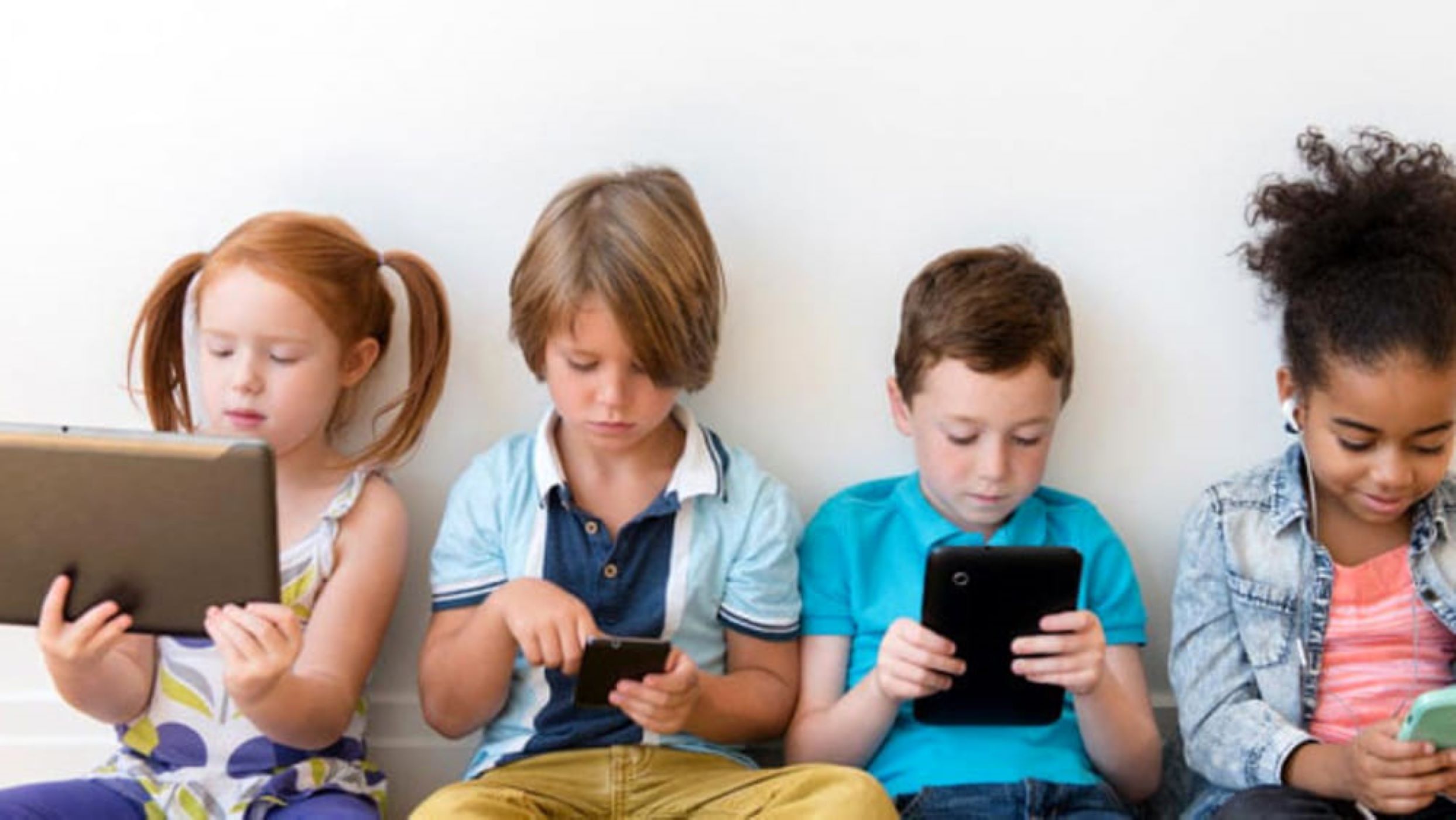 Bambini fanno uso eccessivo dei dispositivi elettronici