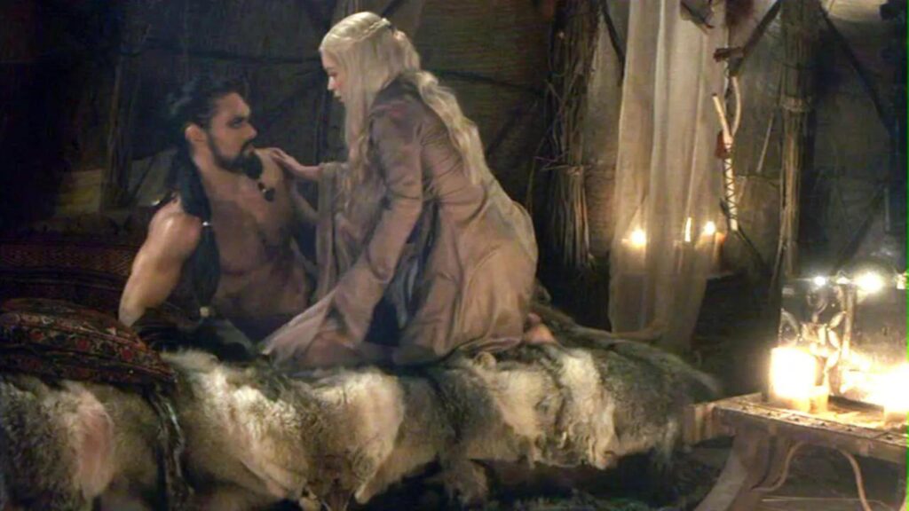 Game of Thrones e il calzino rosa di Jason Momoa in una scena con Emilia Clarke