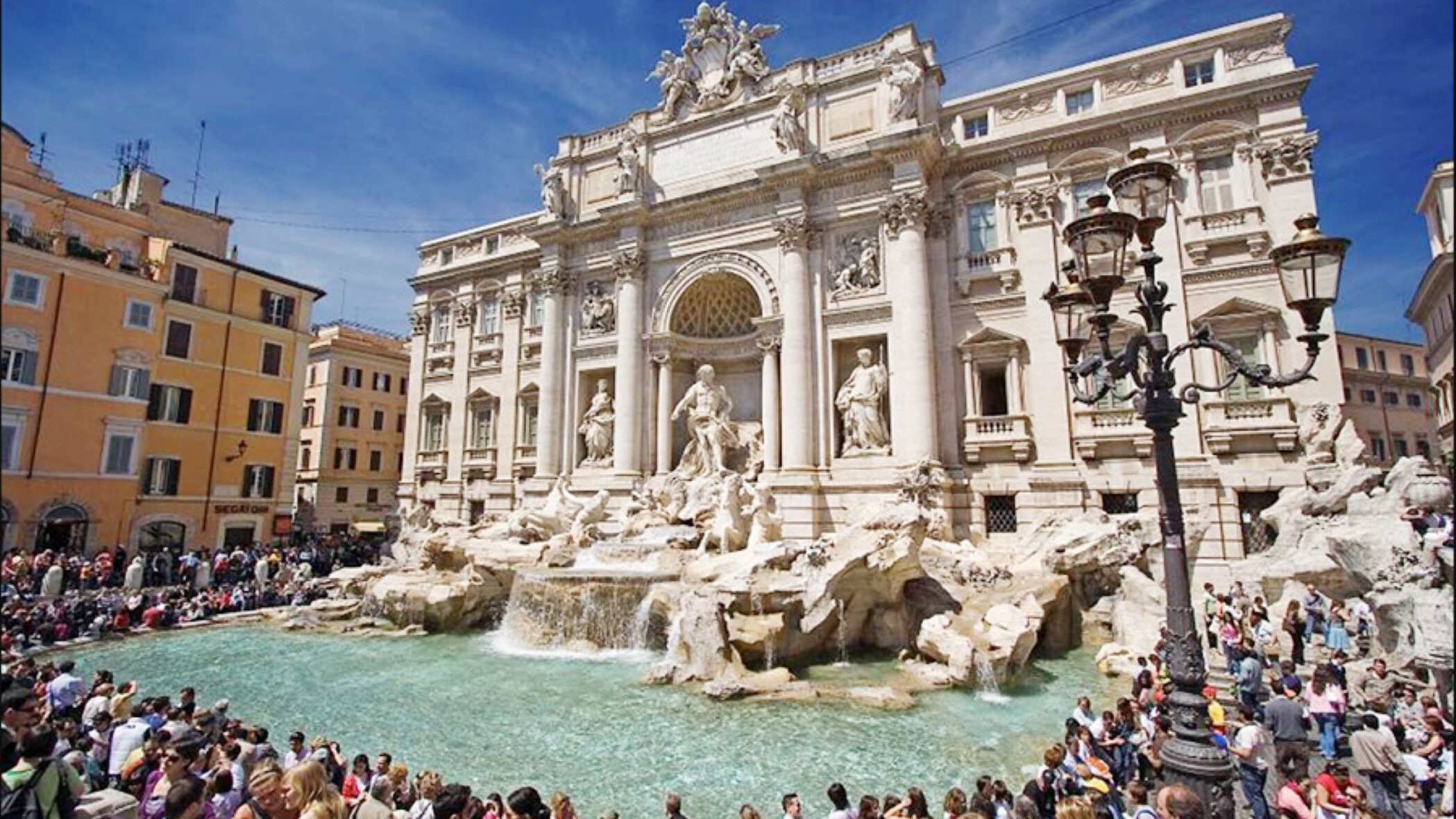 Folla di turisti davanti alla Fontana di Trevi.