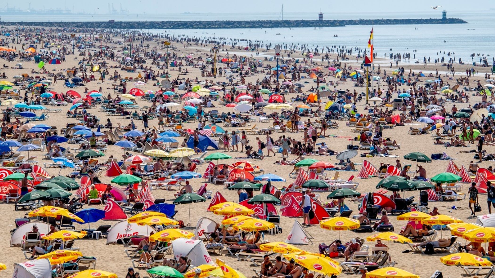 Spiaggia italiana affollata