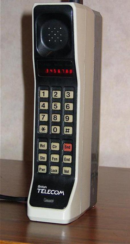 Il primo cellulare fu messo in vendita 40 anni fa: Motorola diede inizio a una nuova era