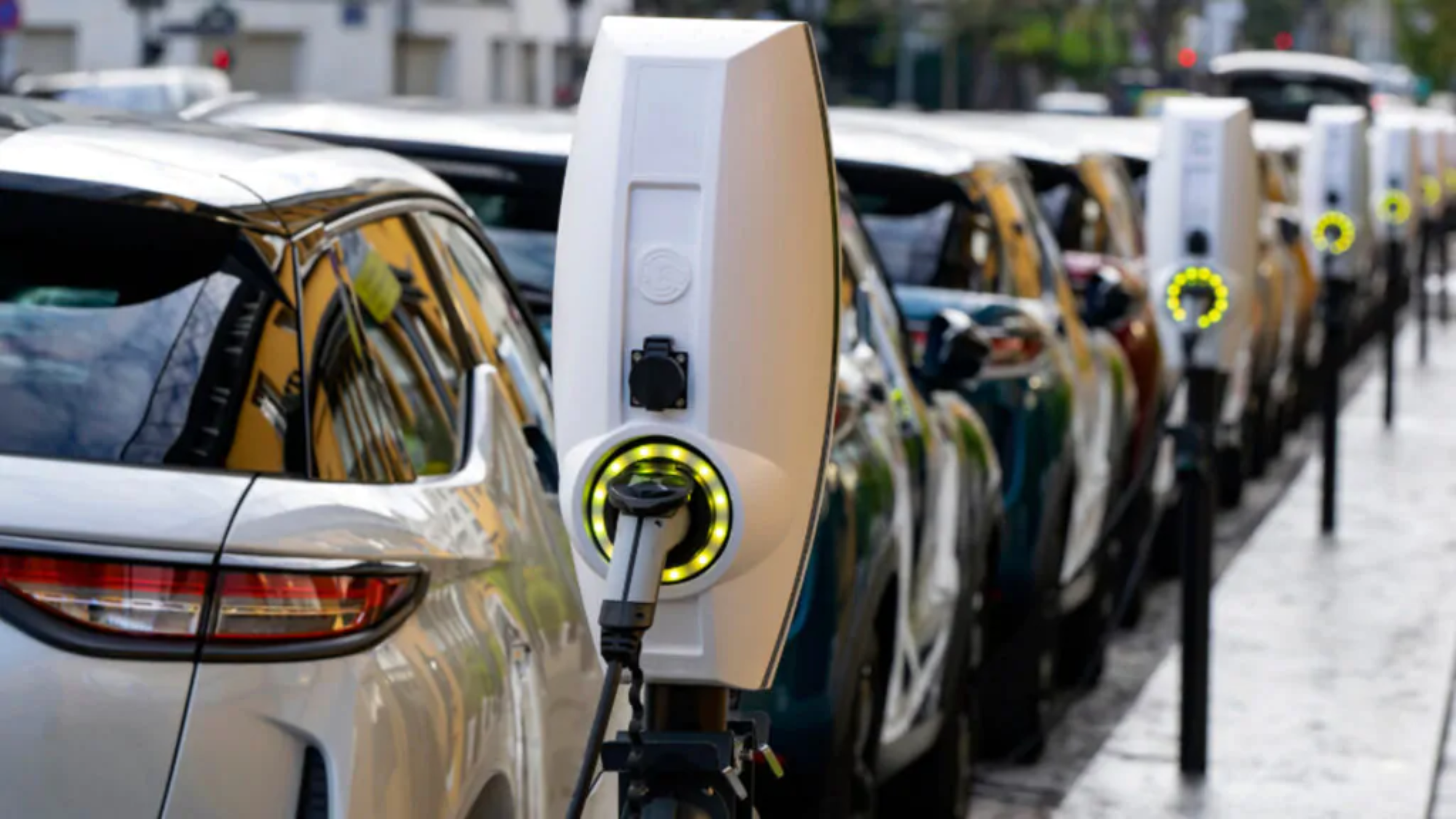 Auto elettriche parcheggiata (notizi Italia dice no allo stop a quella a benzina dal 2035 - volvo)