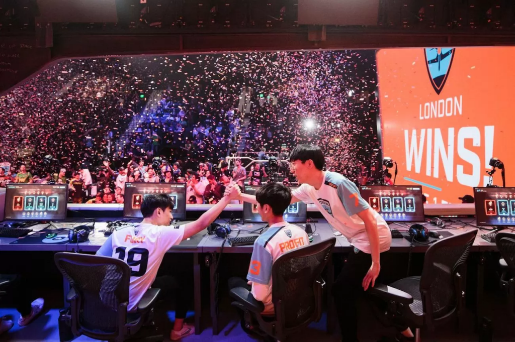 I festeggiamenti a seguito del finale di stagione della Overwatch League 2020, torneo organizzato da Activision-Blizzard