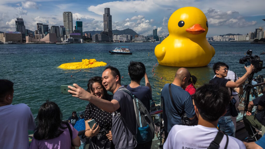 Hong Kong Scultura Papere di Gomma Sgonfia con pubblico