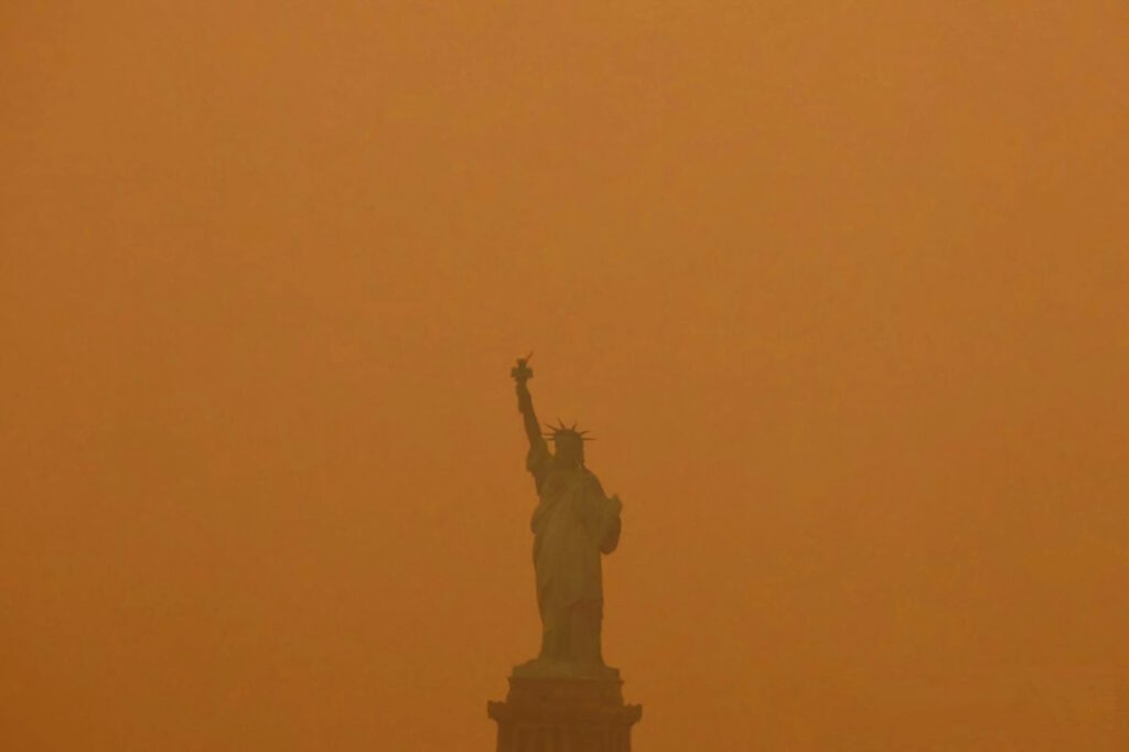 New York zona Statua della Libertà coperta dalla foschia