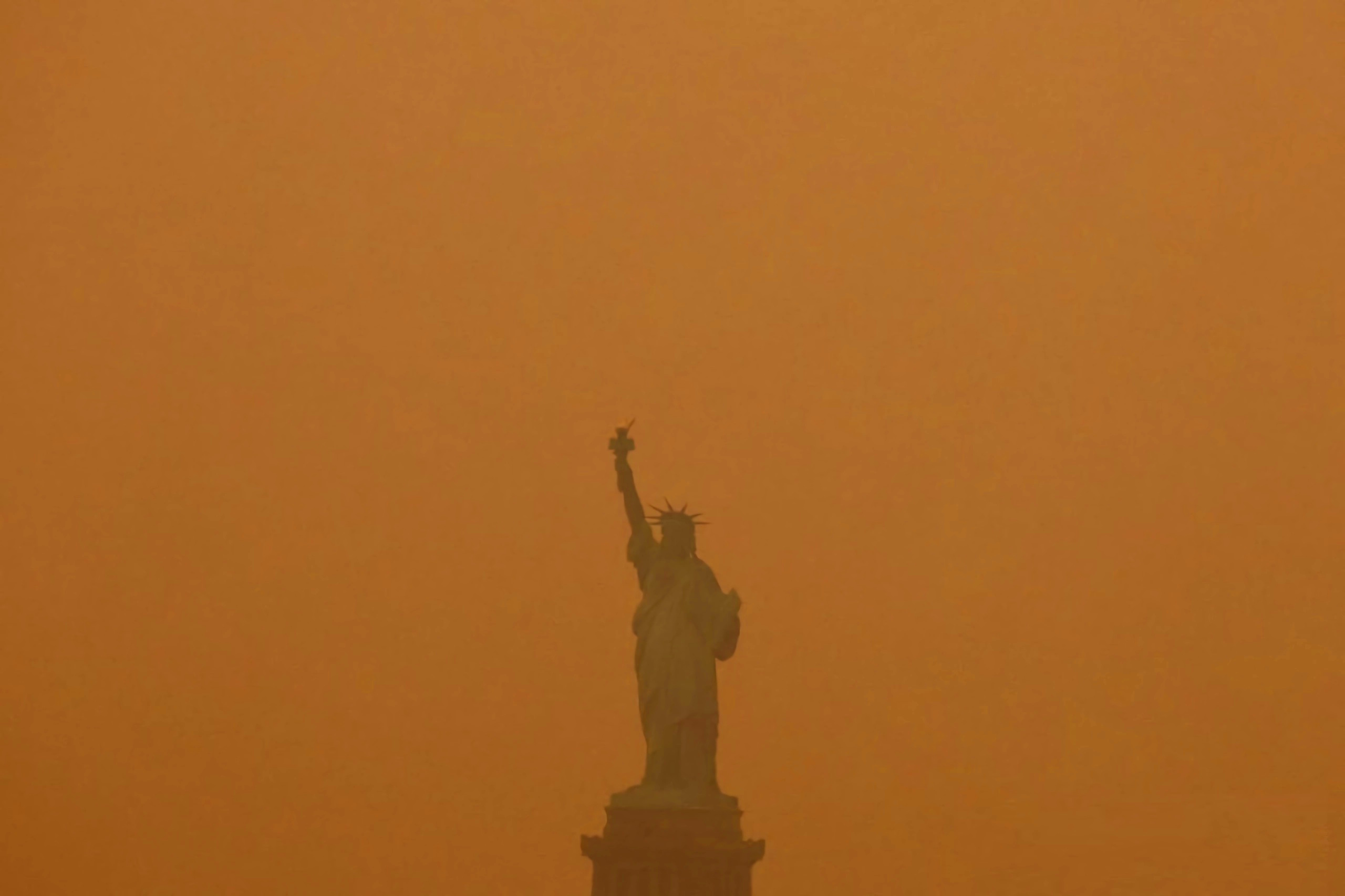 New York zona Statua della Libertà coperta dalla foschia