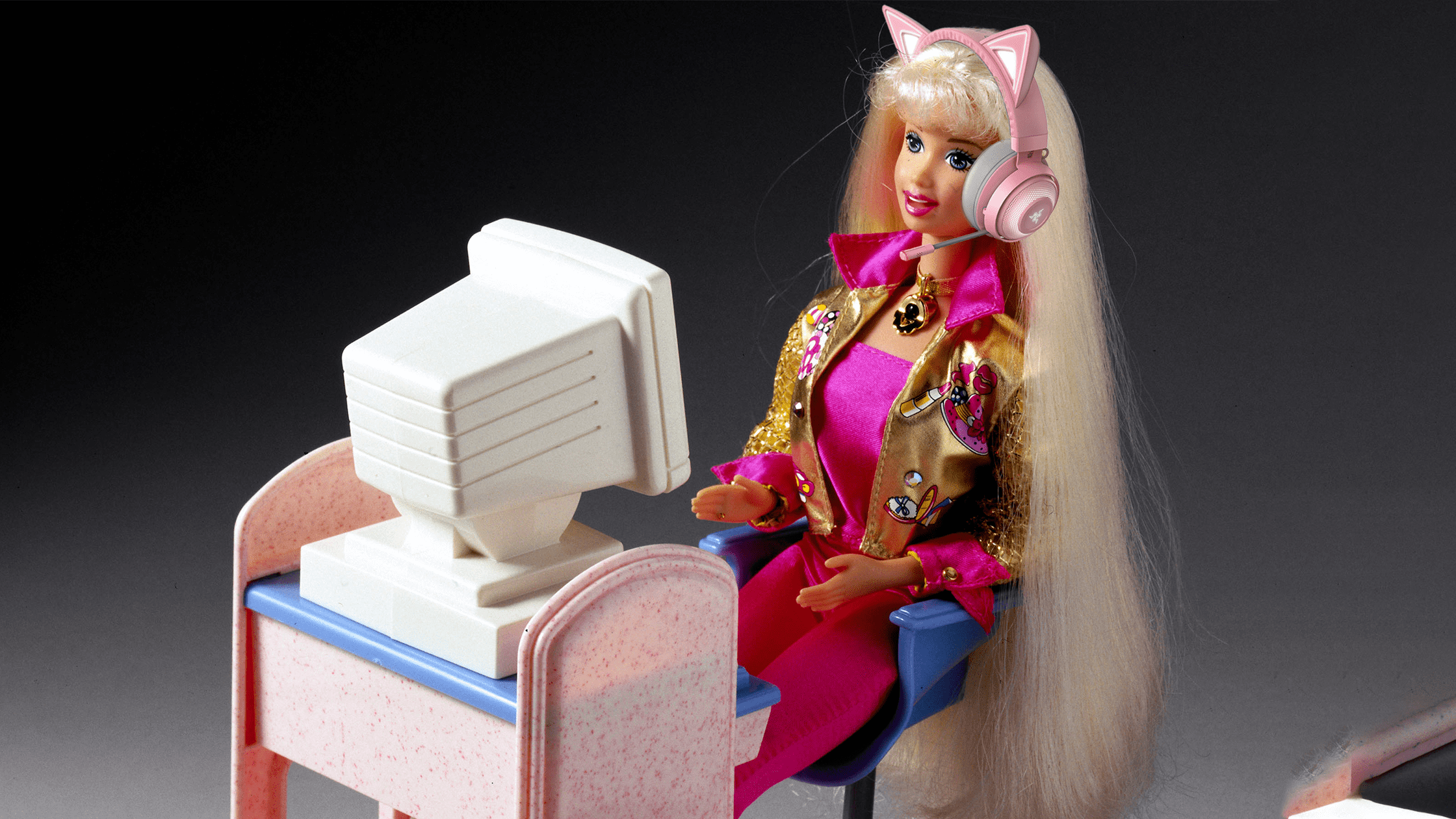 Bambola Barbie gaming su vecchio PC e cuffie con orecchie da gatto