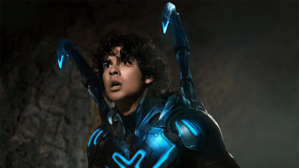 Xolo Mariduena nel ruolo di Blue Beetle