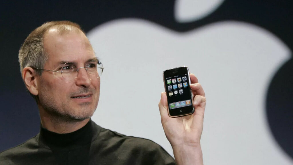 Steve Jobs presenta il primo modello di Apple iPhone