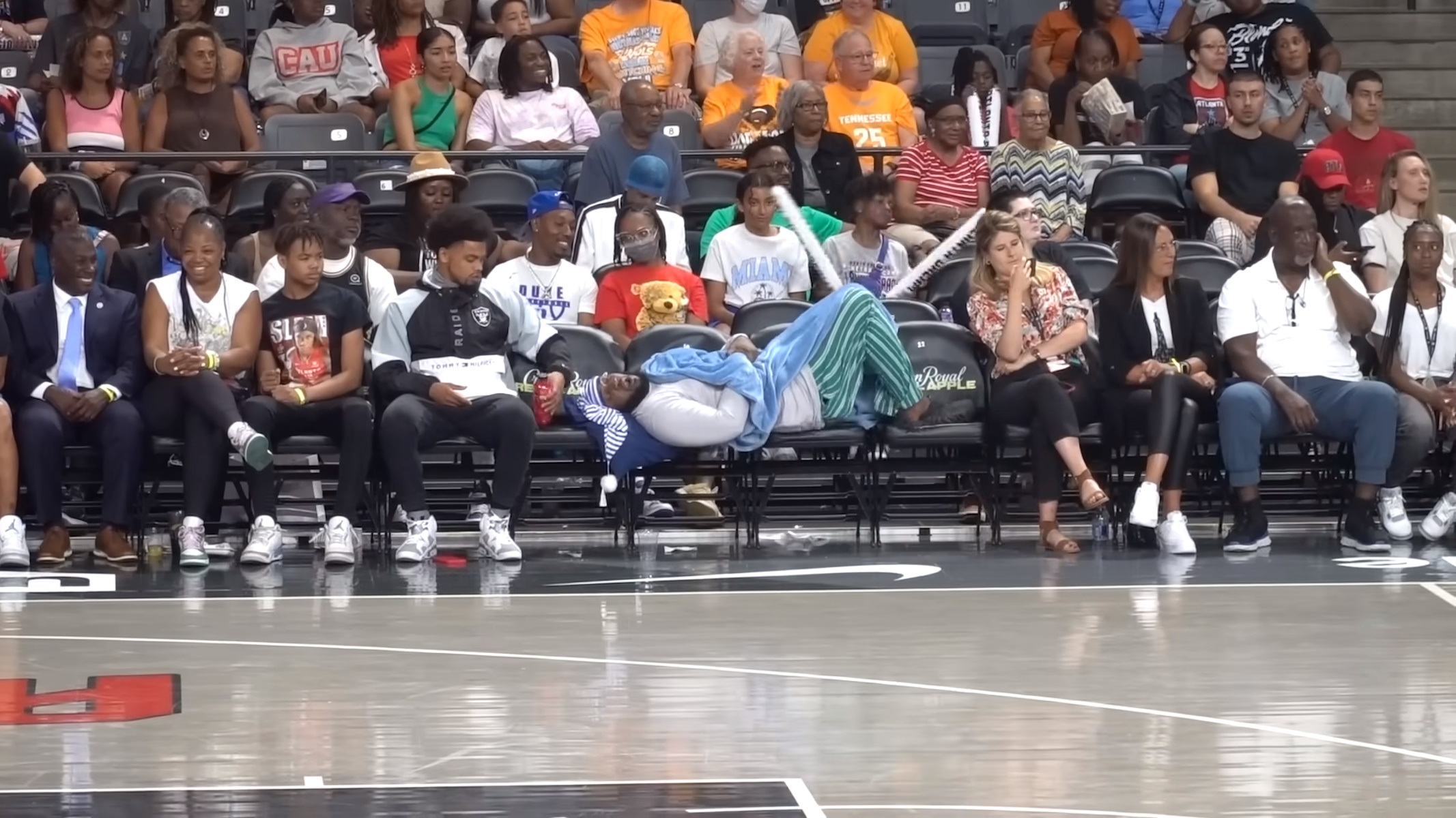 JiDion finge di dormire durante una partita WNBA