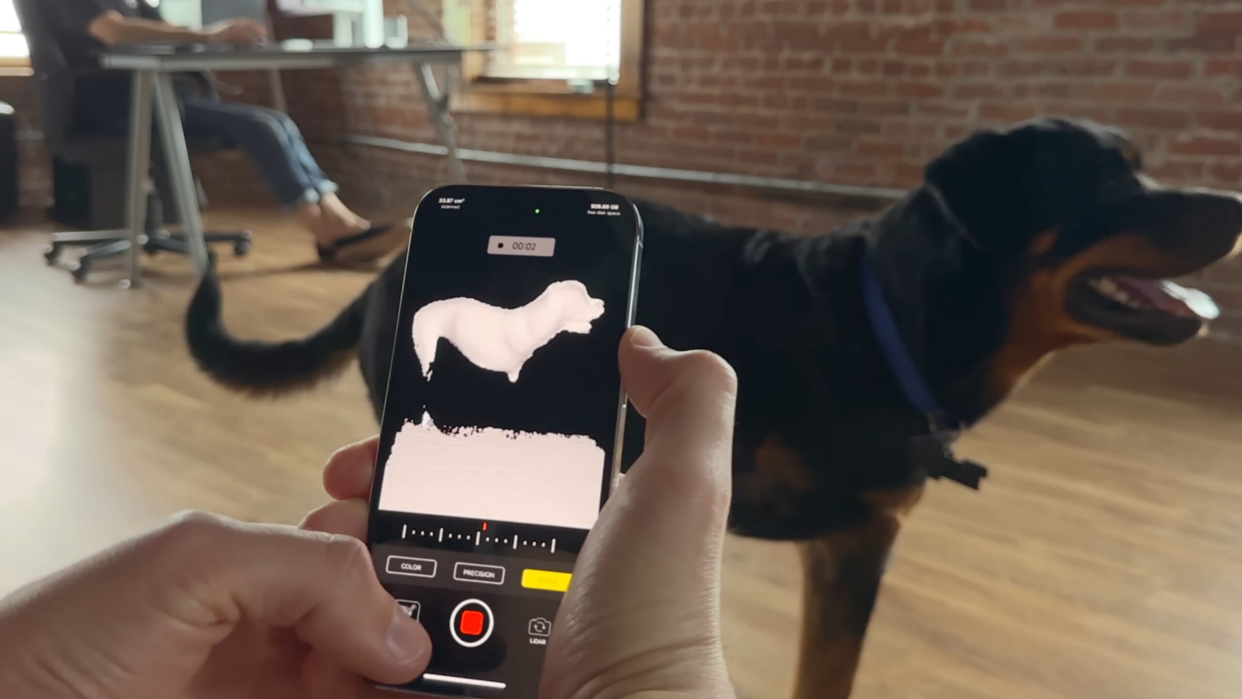 Apple iPhone 14 Pro LiDAR con un cane