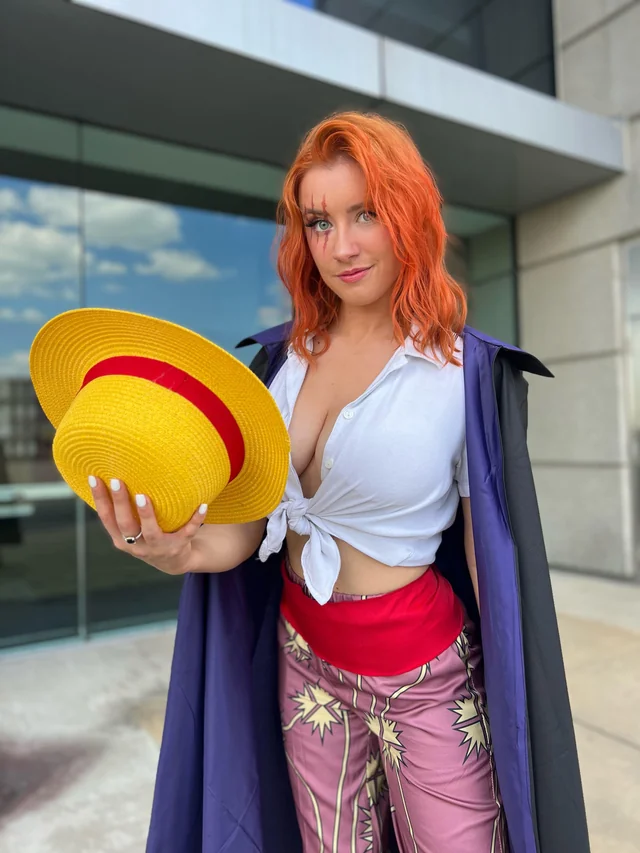 One Piece, Shanks diventa una donna in uno spettacolare cosplay