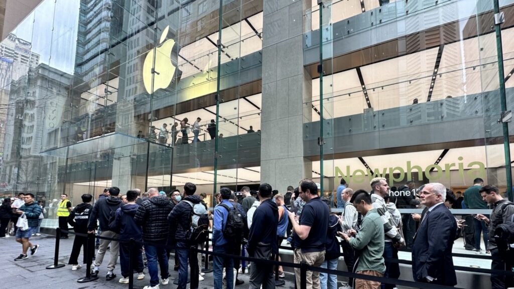 Coda all'Apple Store per i nuovi iPhone 15