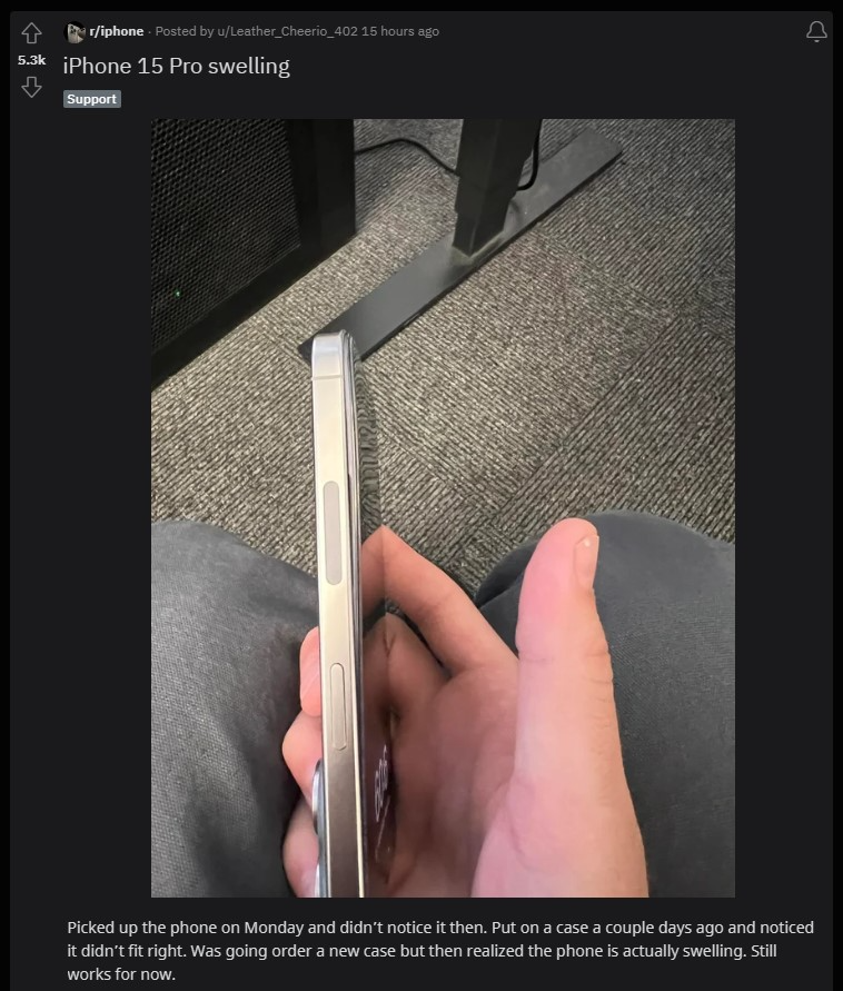 Apple iPhone 15 Pro con batteria gonfia nel post Reddit