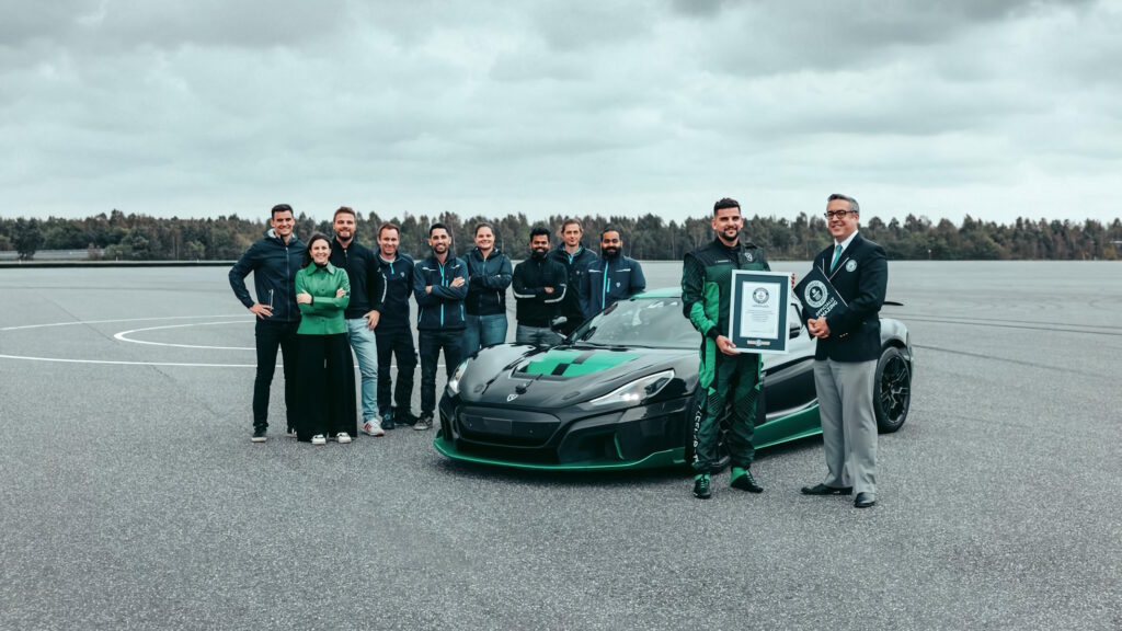Rimac Nevera entra nel Guinness World Record per la velocità in retromarcia