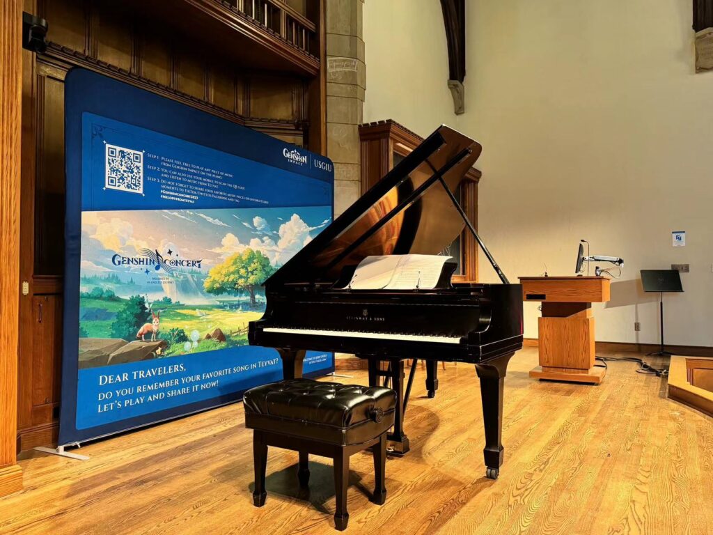 Pianoforte di fronte alla locandina del Genshin Concert 2023