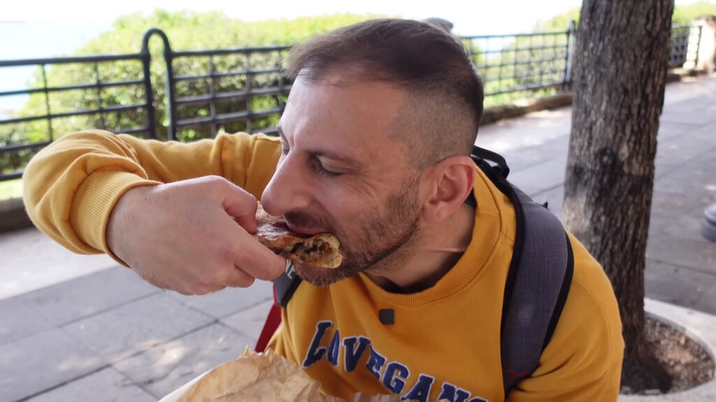 Franchino er criminale Forni di Taranto mentre mangia una focaccia