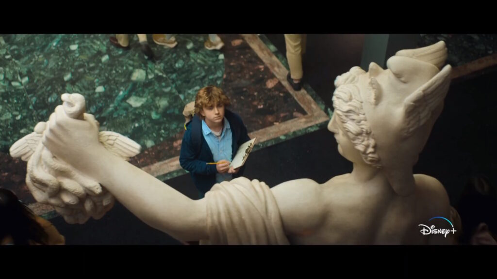 Percy osserva la statua di Antonio Canova intitolata "Perseo con la testa di Medusa"