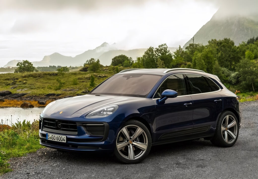 Porsche Macan SUV Blu