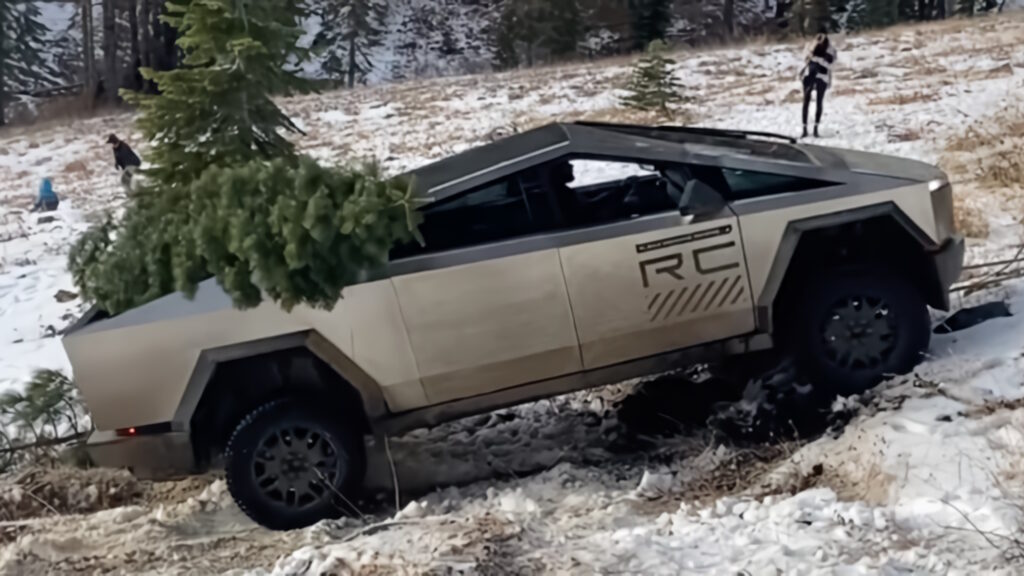 Tesla Cybertruck bloccato nella neve