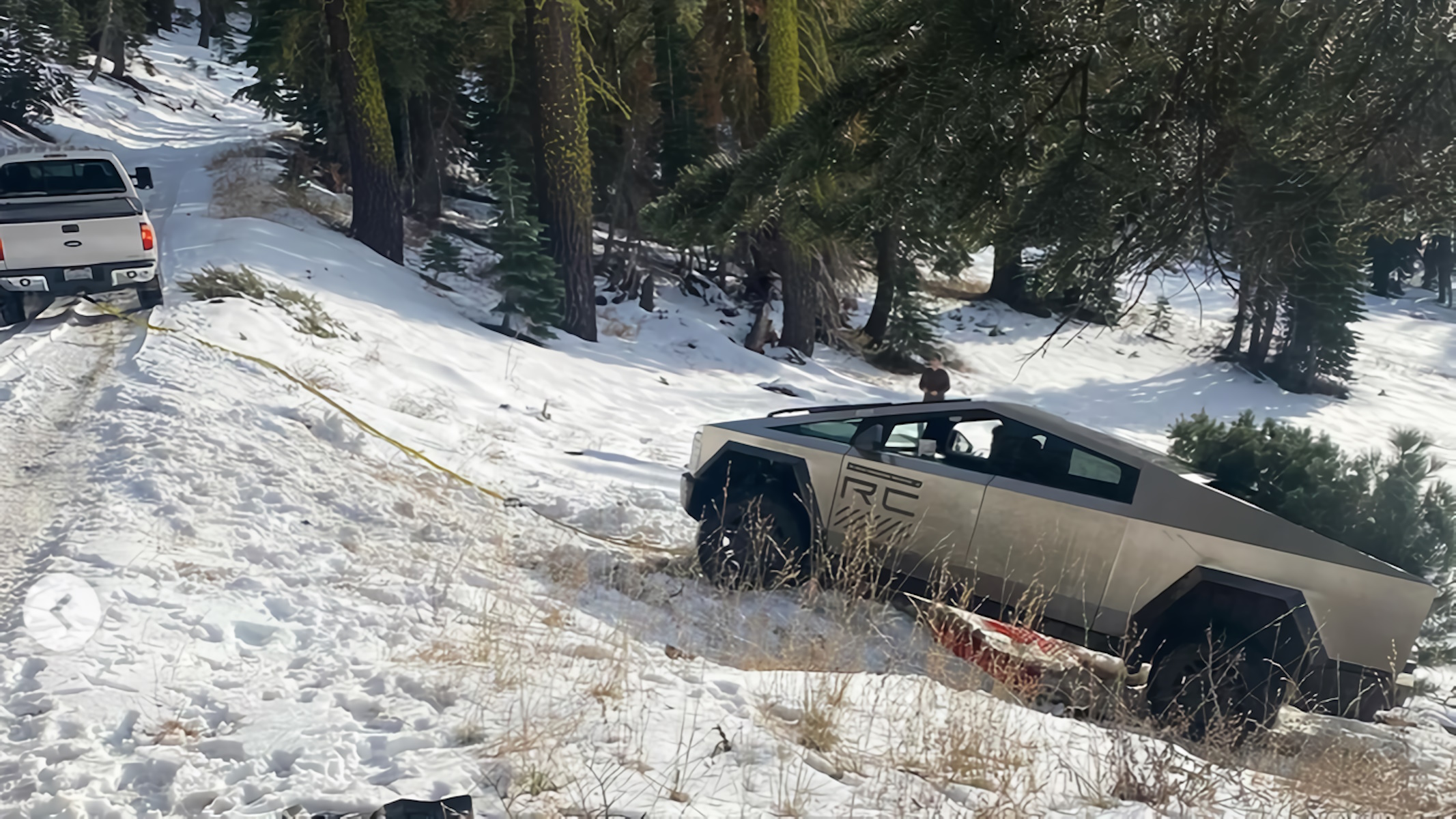 Tesla Cybertruck bloccato nella neve