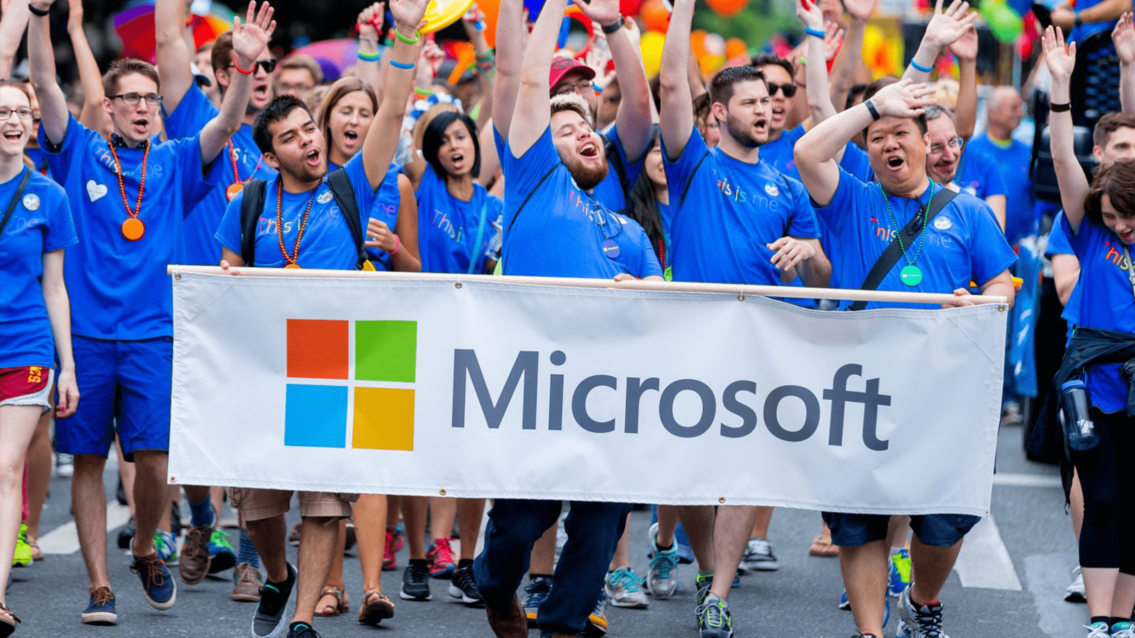Dipendenti Microsoft marciano con striscione